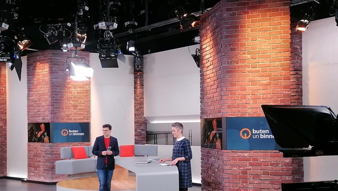 Andreas Gebhardt in a TV studio – Professional event logistics and speaker resources.