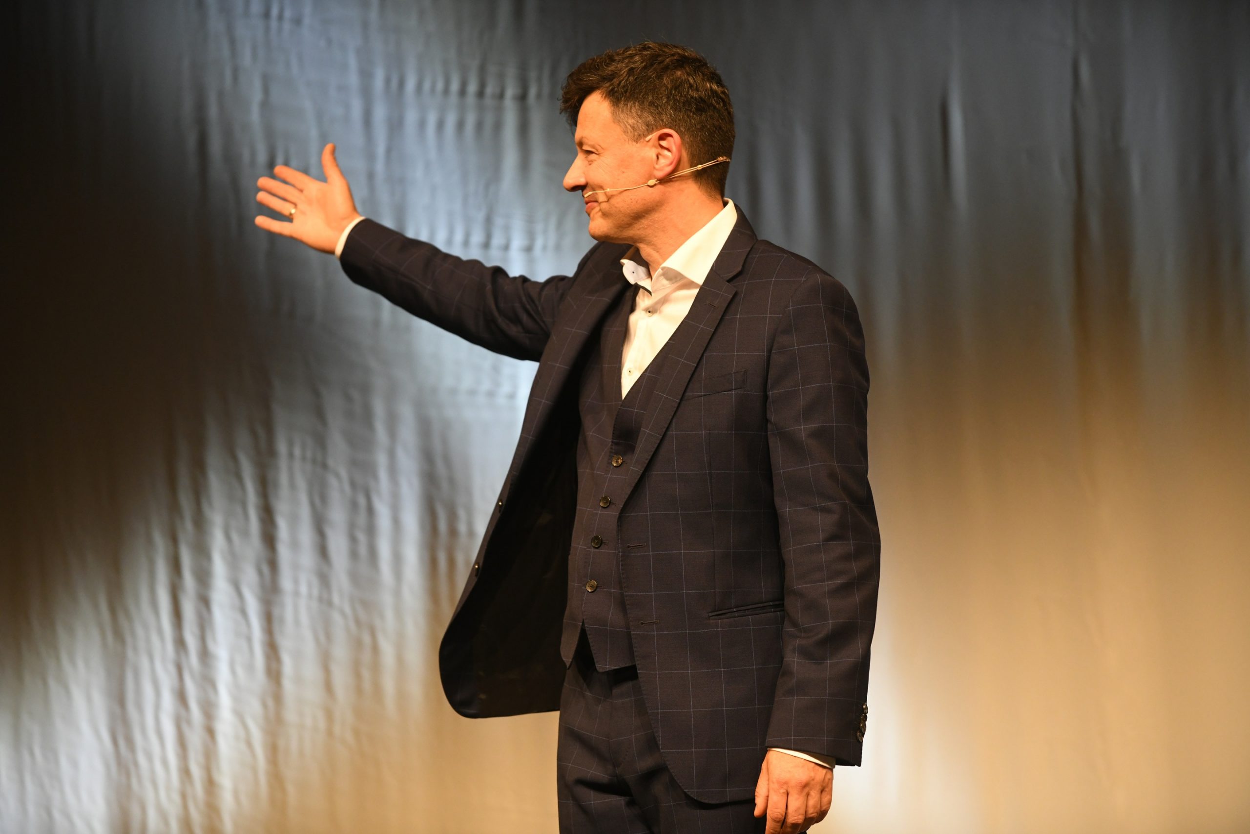 Stage Intro Speaker Andreas Gebhardt