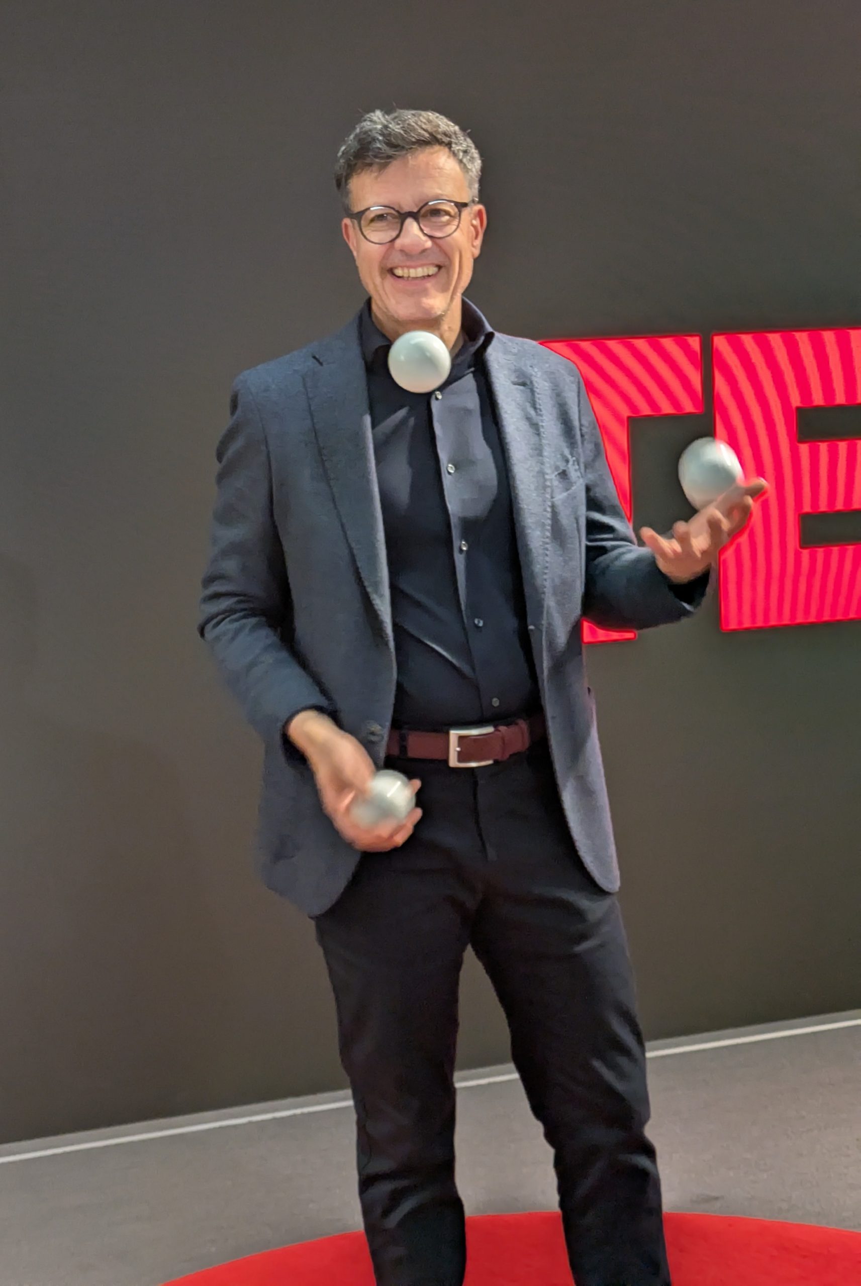 Keynote Speaker Andreas Gebhardt visualizing the mechanics of high-stakes execution and strategic focus through a live performance simulation.