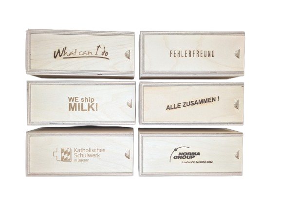 High-quality custom-embossed wooden gift box with juggling balls, provided as a physical anchor by keynote speaker Andreas Gebhardt.